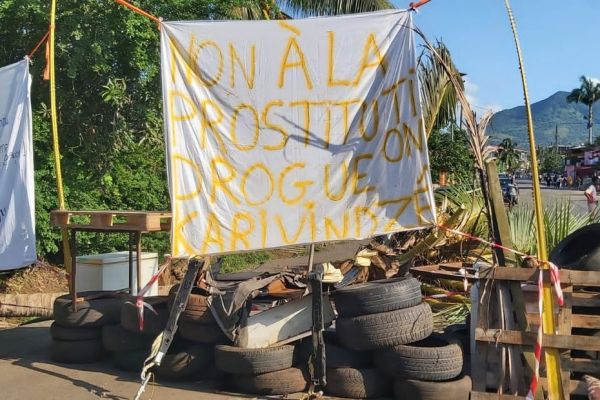 Colère à Mramadoudou : barrages dressés par les habitants