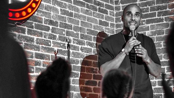 Helmy, pilier du stand-up marseillais, s'épanouit avec un premier spectale