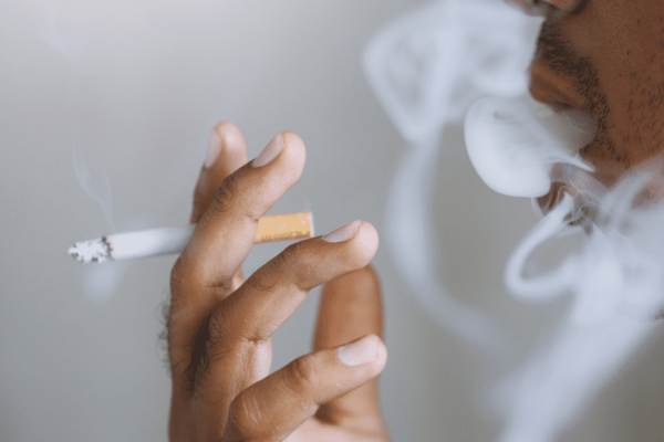 Interdiction de fumer à la plage, dans les parcs et aux abords des lieux publics... le plan anti-tabac du Gouvernement
