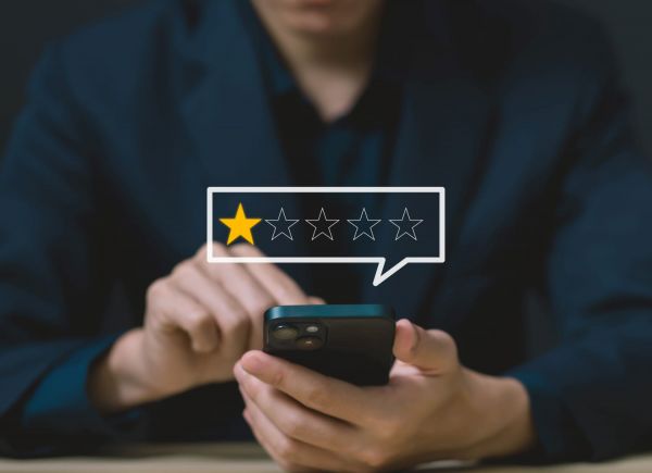 Ils ont laissé des avis négatifs sur Internet et ça leur a coûté plusieurs milliers d'euros