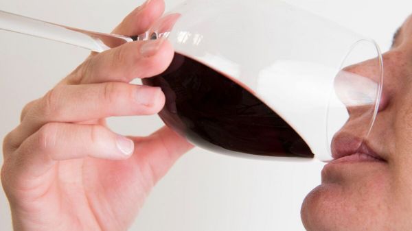 Le vin rouge vous fait mal à la tête ? On sait maintenant pourquoi