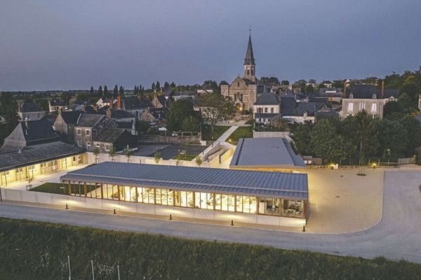 Première œuvre : l'école prend place dans la communauté