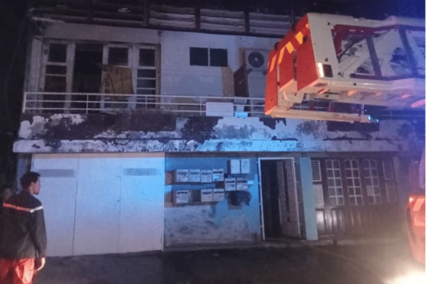 Une jeune femme saute du 2e étage pour échapper à un incendie