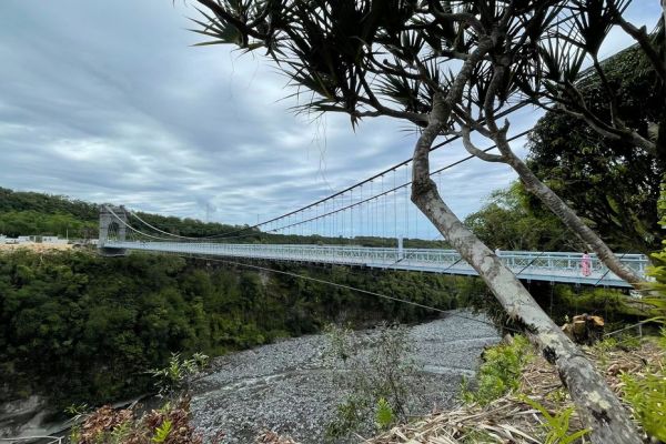 Saint-Rose : le pont suspendu de la Rivière de l'Est va rouvrir avant la fin de cette année 2023