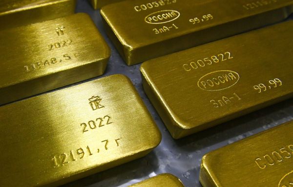 Or : En franchissant les 2.100 dollars l'once, le métal jaune bat son record historique