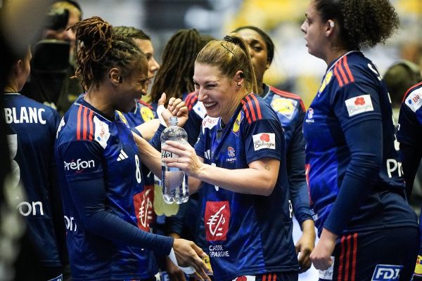 Hand: les Bleues s'entrouvrent la porte des quarts du Mondial