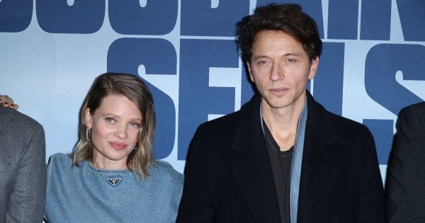 Mélanie Thierry montre son baby bump aux côtés de Raphaël et évoque sa grossesse