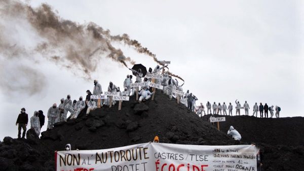 Rassemblement contre l'A69 dans le Tarn : des manifestants pénètrent sur le site d'une usine de bitume