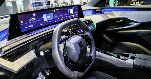 Sochaux. Le Peugeot e-3008 pas encore commercialisé mais son Panoramic i-cockpit est déjà récompensé
