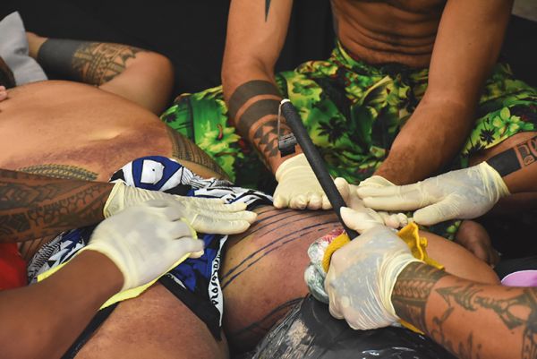 Su'a Alaiva, tatoueur traditionnel samoan au Matavaa