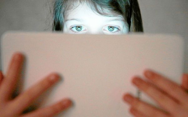 Protection des mineurs sur Internet : l'UE impose des règles renforcées à trois grands sites pornographiques
