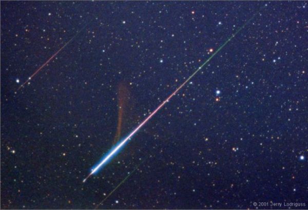 Etoile filante rouge et verte le 2 janvier 2024