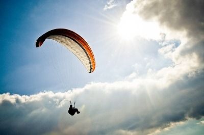 Débuter en parapente : des premiers pas au décollage !