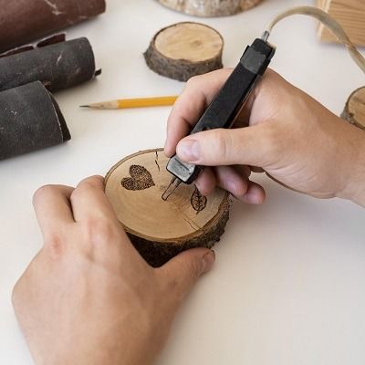 Pyrogravure sur bois : comment débuter ce loisir créatif ?