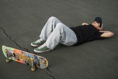 Comment tomber en skateboard sans se faire mal ?