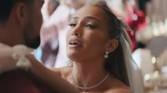Jennifer Lopez de retour : mariage de rêve (et rupture) dans le clip "Can't Get Enough"