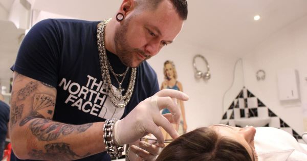 Dijon. Insolite : chez Merlin Saz Tattoo, on peut se faire percer sous hypnose