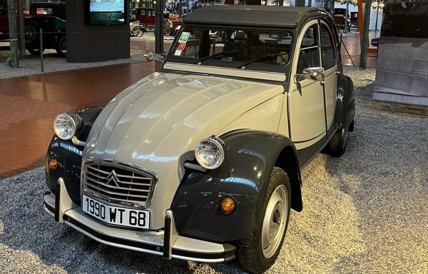 Alsace : La toute dernière 2 CV produite s'installe définitivement au musée de l'auto à Mulhouse