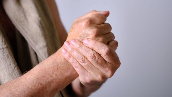 Mains douloureuses et gonflées