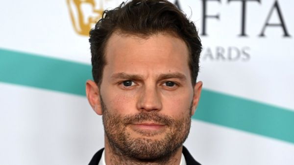 Il a cru "faire une crise cardiaque" : Jamie Dornan, l'acteur de "50 nuances de Grey", hospitalisé, des chenilles toxiques suspectées