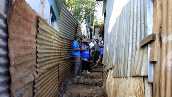 Mayotte : un camp de migrants de plus de 700 personnes en passe d'être démantelé