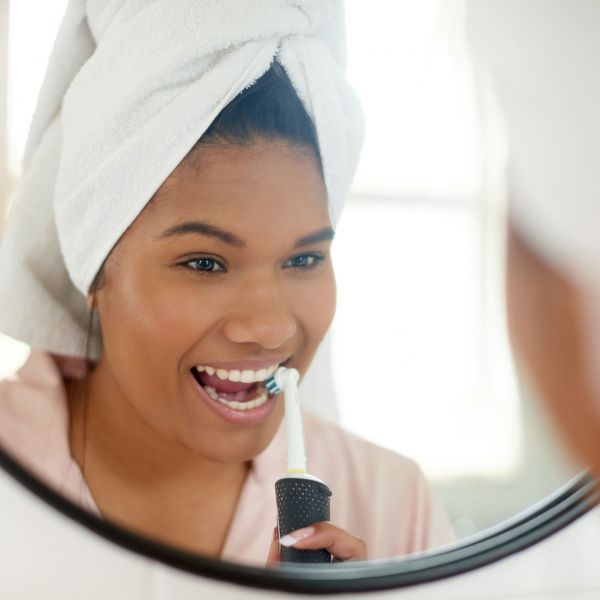 Électrique ou manuelle ? Combien bien choisir sa brosse à dents selon les experts