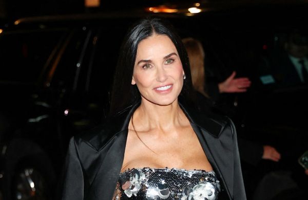 Demi Moore impressionne avec une robe aux allures de cygne signée d'une marque française