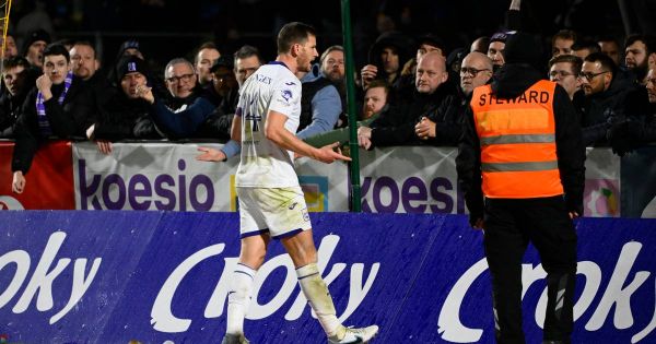 LIVE: Union-Anderlecht interrompu après des jets de gobelets de bière sur Moris, Vertonghen tente de calmer les fans anderlechtois (2-0)