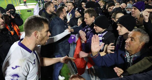 La série noire d'Anderlecht contre l'Union continue, la rencontre interrompue après des jets de gobelets