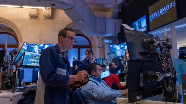 Wall Street termine en hausse, records pour Dow Jones et S&P 500