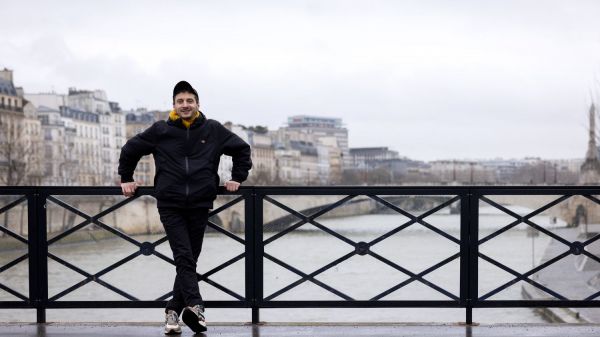 REPORTAGE. Paris 2024 : "Que chacun se sente représenté ce soir-là" : on a suivi Thomas Jolly, 
le metteur en scène de la cérémonie d'ouverture des JO, en répérages le long de la Seine