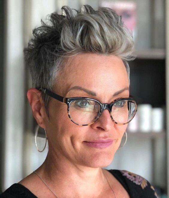 40 Coupes Courtes pour Femme de 60 Ans à Lunettes : Nos 60 Plus Beaux Modèles