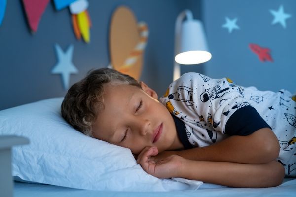 Un enseignant recommande lheure exacte à laquelle les enfants devraient se coucher selon leur âge