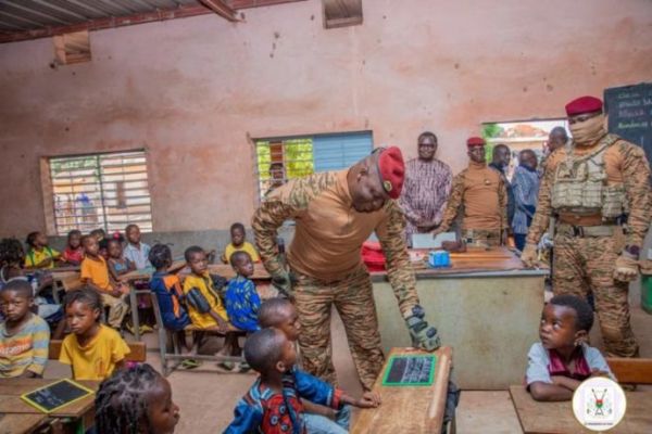 Education : Le Capitaine Ibrahim TRAORÉ, enseignant d'une matinée à l'Ecole « B » de Péni