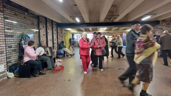 En Ukraine, "on chantera même à genoux" : dans le métro de Kiev, des chants et des danses traditionnels pour conjurer la guerre