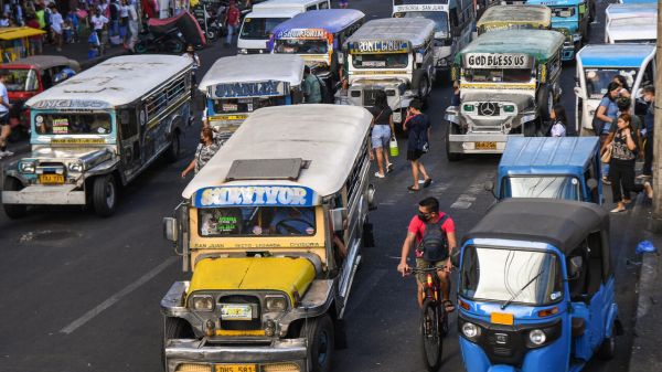 Aux Philippines, les jeepneys sur les jantes