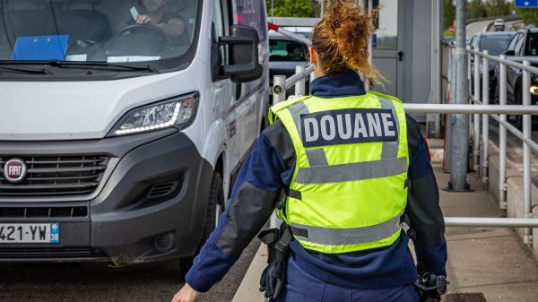 Pyrénées-Atlantiques : un homme condamné à un an de prison ferme pour avoir caché près de neuf tonnes de cigarettes dans des salades