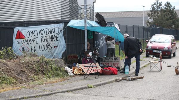 Haut-Rhin : les militants d'Extinction Rebellion, attachés aux grilles du site de stockage de déchets toxiques Stocamine, évacués par les forces de l'ordre