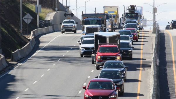 Le déversement de 150 litres d'huile sur l'autoroute Henri-IV provoque un ralentissement monstre aux abords des ponts à Québec