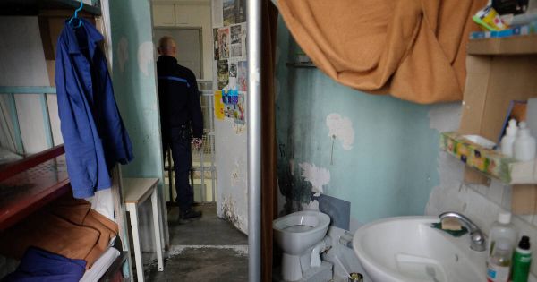 Surpopulation carcérale : un nouveau record historique atteint en France, avec près de 77 500 détenus