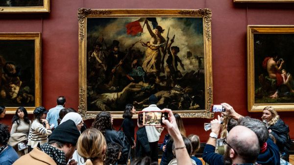 "On a retrouvé l'élan de la Liberté" : le célèbre tableau de Delacroix "La Liberté guidant le peuple" raccroché au Louvre après sa restauration