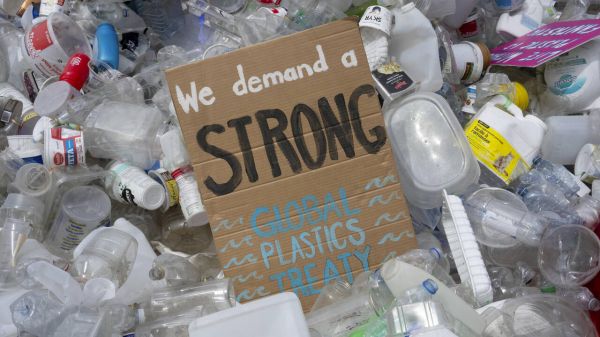 «Il faut fermer le robinet de la production de plastiques»: déception après les négociations à Ottawa