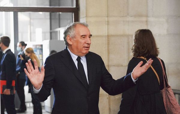 GPA : « On n'achète pas un corps humain », clame François Bayrou