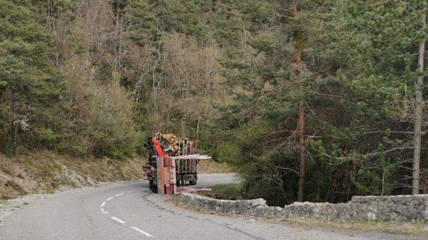 Alpes-de-Haute-Provence: un camion perd son chargement de grumes dans le col des Lèques