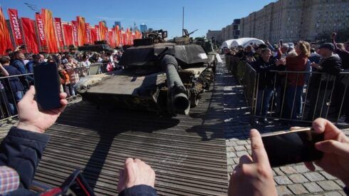 Russie : les blindés occidentaux capturés sur le front en Ukraine exposés à Moscou