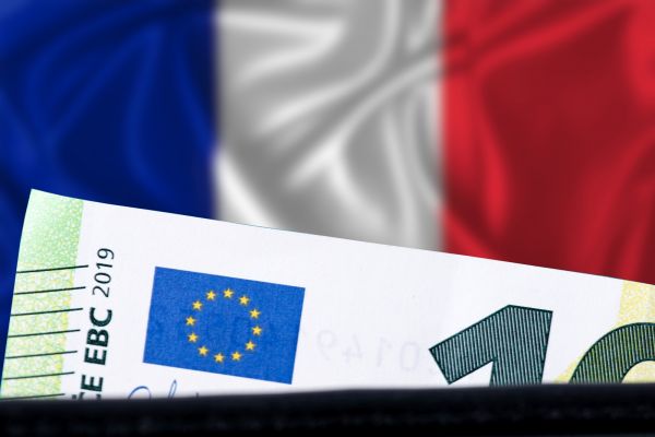 Dans un contexte géopolitique tendu, Fitch et Moody's ne dégradent pas la note de la France