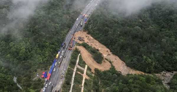 Chine. Une portion d'autoroute s'effondre, des dizaines de morts