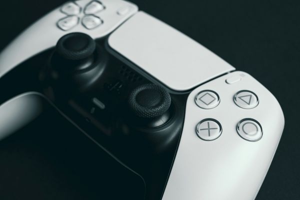 La manette Sony DualSense pour la PS5 s’offre une excellente promotion
