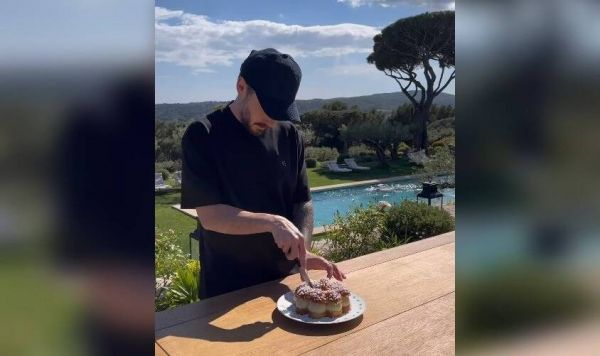 Avant sa venue à Saint-Tropez, le pâtissier star des réseaux Cédric Grolet présente sa version de la tarte tropézienne