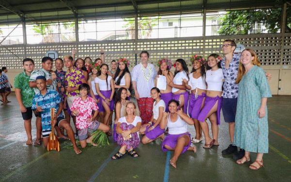 (VIDEO) A Tahiti, le prof charentais accueille le chanteur M dans sa classe